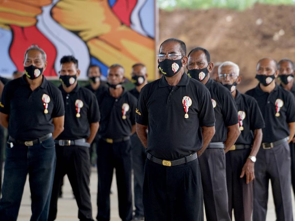 Setia ke NKRI, Warga NTT Eks Timor Timur Dapat Pin Bela Negara Setia ke NKRI, Warga NTT Eks Timor Timur Dapat Pin Bela Negara