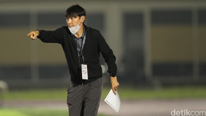 Shin Tae-yong memberikan instruksi di laga Timnas Indonesia U-23 melawan Tira Persikabo di Stadion Madya, Kamis 5 Maret 2021.