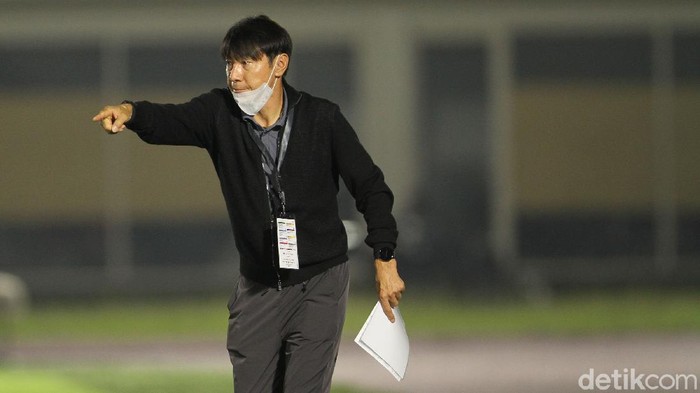 Pelatih Timnas Indonesia, Shin Tae-yong, memimpin Timnas U-23 di laga uji coba melawan Tira Persikabo di Stadion Madya, Jakarta, Kamis 5 Juli 2021.
