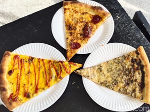 Sliced Pizza: Ngemil Pizza Potongan Gede Topping Cheese Burger Sliced Pizza: Ngemil Pizza Potongan Gede Topping Cheese Burger