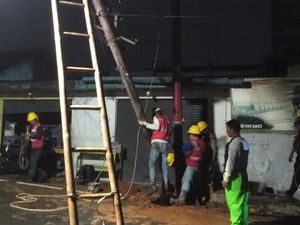 Tiang Listrik di Pesanggrahan Miring-Ganggu Lalin, Camat: Sudah Diganti