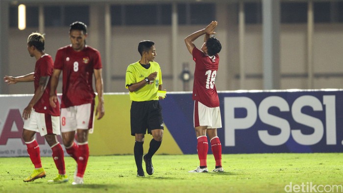 Berakhir sudah laga uji coba Timnas Indonesia U-23 vs Tira Persikabo. Garuda Muda menang 2-0 lewat gol Kadek Agung dan Muhammad Rafli.