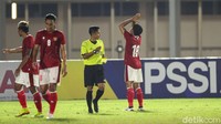 Saat laga diprediksi akan berimbang, Kadek Agung menjadi pembeda. Sepakannya dari luar kotak penalti membuat bola masuk ke gawang Syahrul. Timnas Indonesia U-23 unggul 1-0 atas Tira Persikabo di babak pertama.