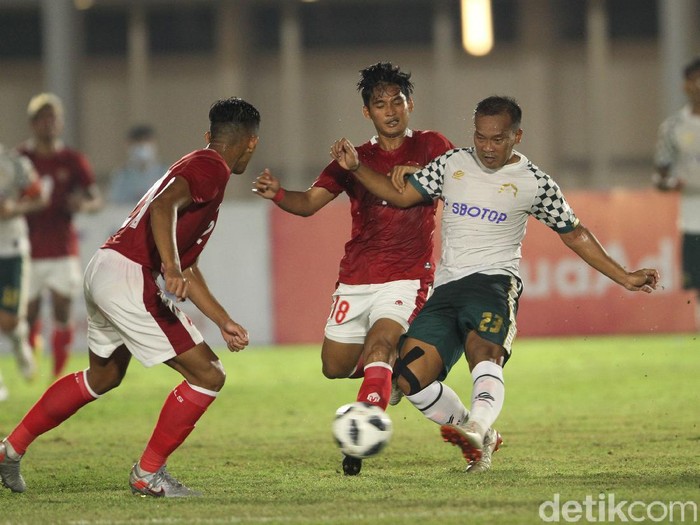 Berakhir sudah laga uji coba Timnas Indonesia U-23 vs Tira Persikabo. Garuda Muda menang 2-0 lewat gol Kadek Agung dan Muhammad Rafli.