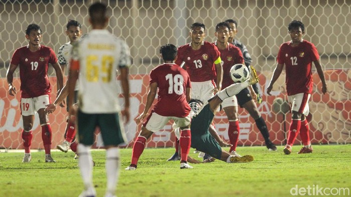 Timnas U-23 Hajar Persikabo Dua Gol Tanpa Balas Berakhir sudah laga uji coba Timnas Indonesia U-23 vs Tira Persikabo. Garuda Muda menang 2-0 lewat gol Kadek Agung dan Muhammad Rafli.