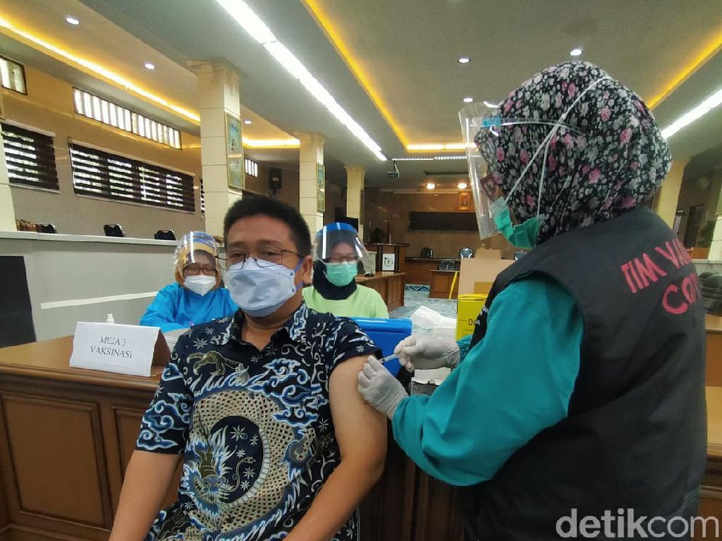 Pegawai dan Office Boy DPRD Kota Cirebon Divaksinasi COVID-19 Pegawai dan Office Boy DPRD Kota Cirebon Divaksinasi COVID-19