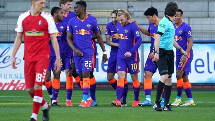 FREIBURG IM BREISGAU, GERMANY - MARCH 06: Emil Forsberg of RB Leipzig celebrates with teammates after scoring his teams third goal during the Bundesliga match between Sport-Club Freiburg and RB Leipzig at Schwarzwald-Stadion on March 06, 2021 in Freiburg im Breisgau, Germany. Sporting stadiums around Germany remain under strict restrictions due to the Coronavirus Pandemic as Government social distancing laws prohibit fans inside venues resulting in games being played behind closed doors.  (Photo by Thomas Niedermueller/Getty Images)