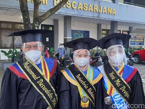 Kompak! Bapak-Ibu-Anak Sekeluarga Asal Brebes Ini Wisuda Bareng Hari Ini