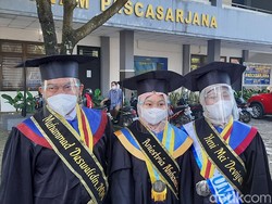 Viral Pemandangan Unik Satu Keluarga Asal Banyumas yang Diwisuda Bareng