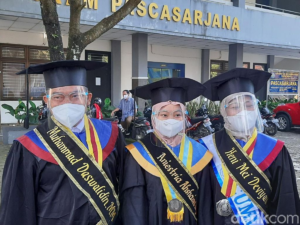 Kompak! Bapak-Ibu-Anak Sekeluarga Asal Brebes Ini Wisuda Bareng Hari Ini Kompak! Bapak-Ibu-Anak Sekeluarga Asal Brebes Ini Wisuda Bareng Hari Ini