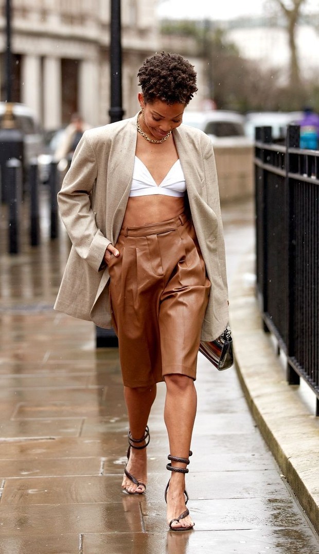 Bermuda short/whowhatwear.com Memasangkan atasan bra dengan bermuda short atau celana pendek bisa membuat gaya kamu terlihat anggun dan chic.