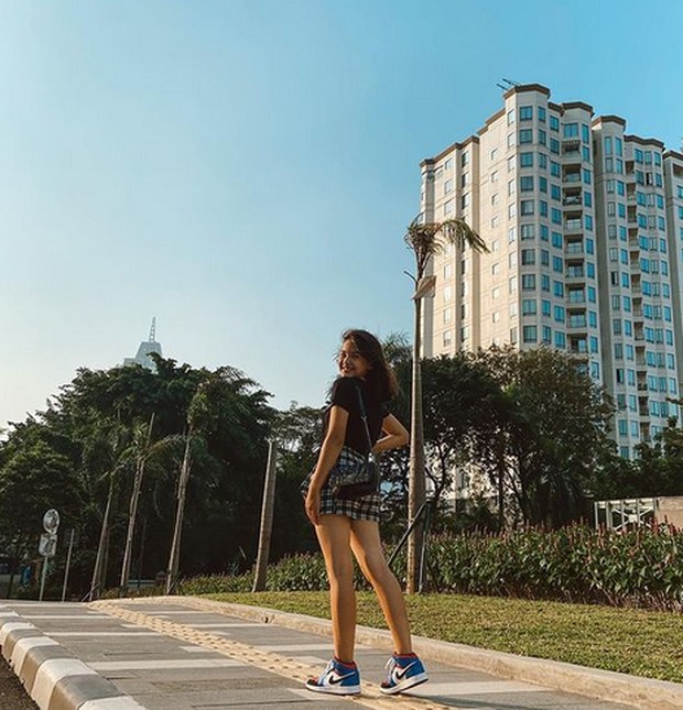 black t-shirt dan tartan skirt