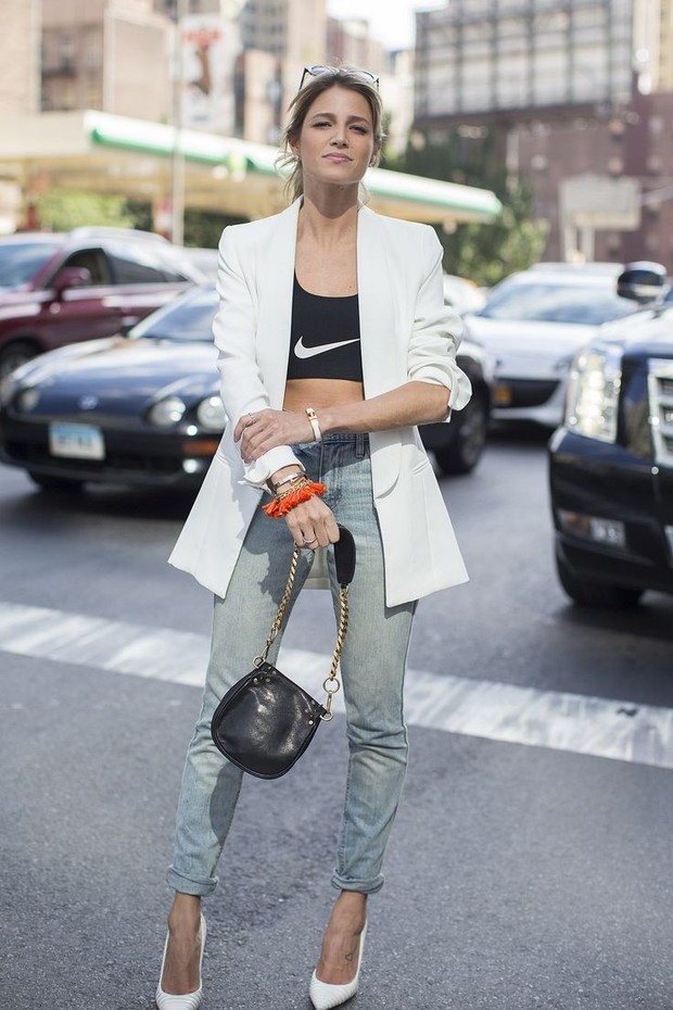 Blazer/vogue.co.uk Nah, untuk nuansa sporty ini kamu bisa gunakan sport bra dengan straight leg jeans dan longline blazer.