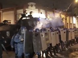 Marah Atas Penanganan Pandemi, Demonstran Bentrok dengan Polisi Paraguay