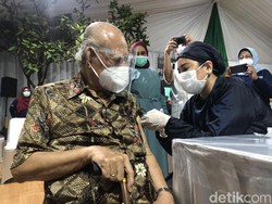 Momen Emil Salim Eks Menteri Lingkungan Hidup Vaksinasi COVID-19 di Umur 91
