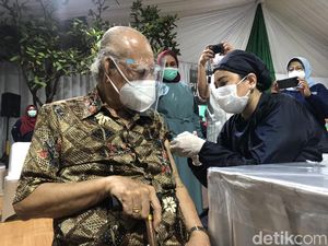 Momen Emil Salim Eks Menteri Lingkungan Hidup Vaksinasi COVID-19 di Umur 91 Momen Emil Salim Eks Menteri Lingkungan Hidup Vaksinasi COVID-19 di Umur 91