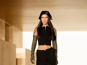 Gigi Hadid Gantikan Chrissy Teigen Jadi Narator di Never Have I Ever 2