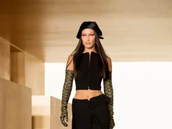 Gigi Hadid Gantikan Chrissy Teigen Jadi Narator di Never Have I Ever 2