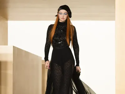6 Penampilan Pertama Gigi Hadid Balik ke Catwalk Setelah 6 Bulan Melahirkan