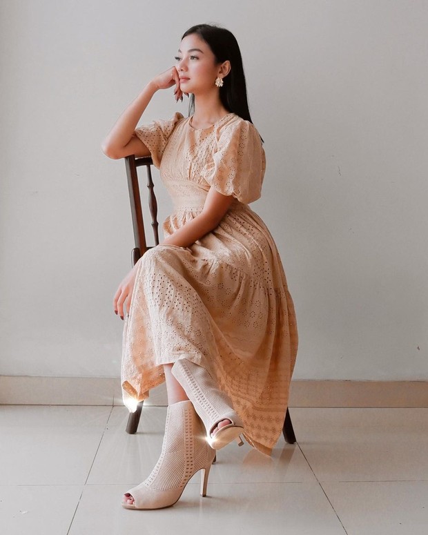 Dress panjang dengan detail rongga-rongga kecil ini cocok untuk dipakai tone kulit Indonesia.