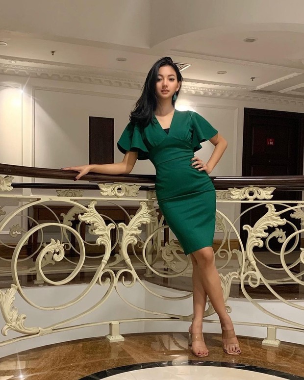 Tampil lebih rapi dan tegas dengan dress berwarna hijau yang pas di tubuh.