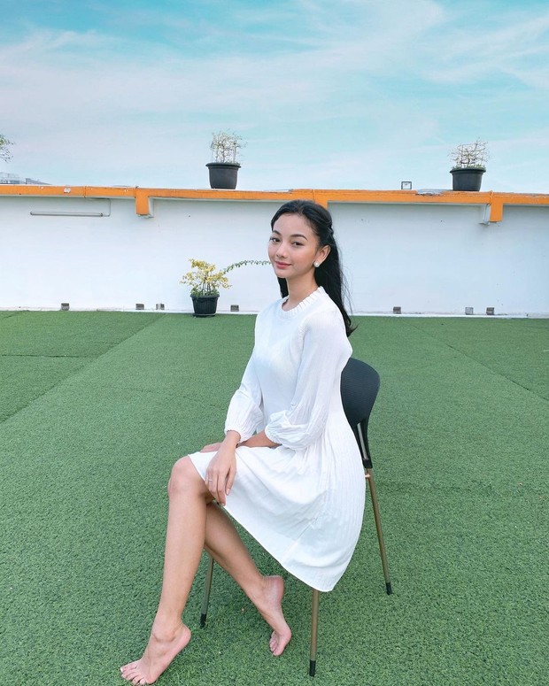 Pleated Plain Dress yang manis ini bisa menemani segala aktivitas, baik di dalam atau di luar rumah.