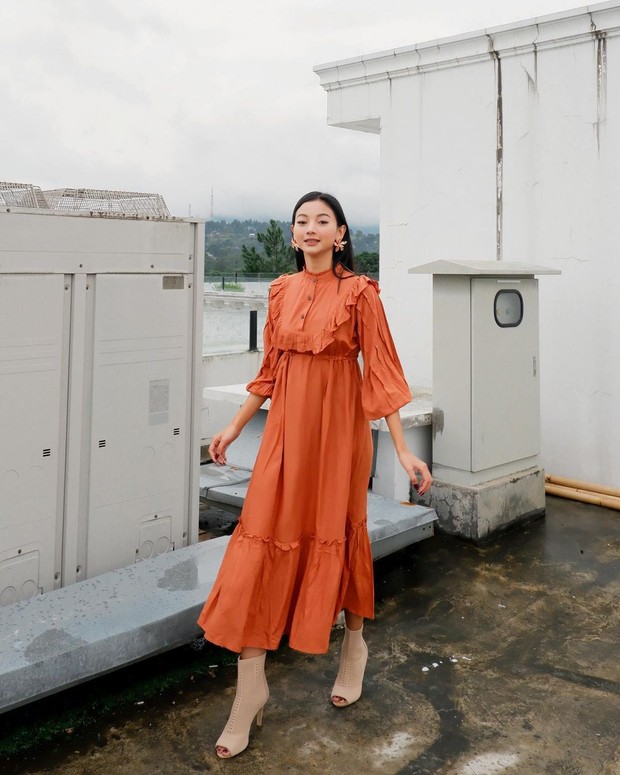 Salah satu inspirasi dress manis ala Glenca Chysara yang cocok untuk dipakai liburan.