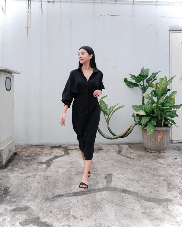 Puffy Black Dress yang cantik ini juga berhasil membuat tampilan lebih tegas dan elegan.