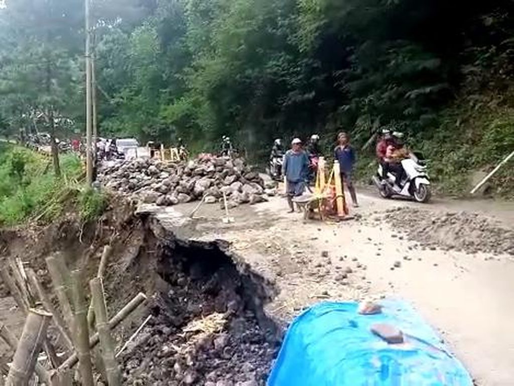 Bahu Jalan di Pujon Malang Ambles, Jalur Batu-Kediri Hanya untuk Motor