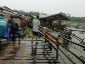 Hujan Angin, Jembatan Apung Surapatin di Waduk Saguling Putus