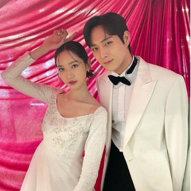 Joo Seok Hoon (Kim Young Dae), bersama kembarannya, Joo Seok Kyung (Han Ji Hyun) dalam drama The Penthouse / foto: instagram.com/youngdae0203