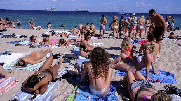 Women sunbathe in the sand as they celebrate spring break, amid the coronavirus disease (COVID-19) outbreak in Fort Lauderdale, Florida, U.S., March 5, 2021.  REUTERS/Maria Alejandra Cardona