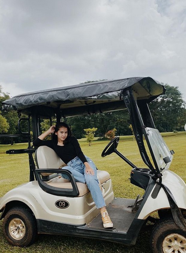 long sleeved black tee dan sneakers