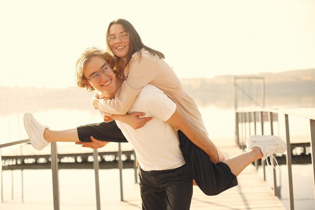 Memiliki kesamaan dalam banyak hal/freepik.com Apakah kamu memiliki pandangan dunia yang serupa dan memiliki pemikiran, nilai, kepercayaan dan banyak hal yang serupa? Kalau iya, berarti kamu sudah bersama orang yang tepat.