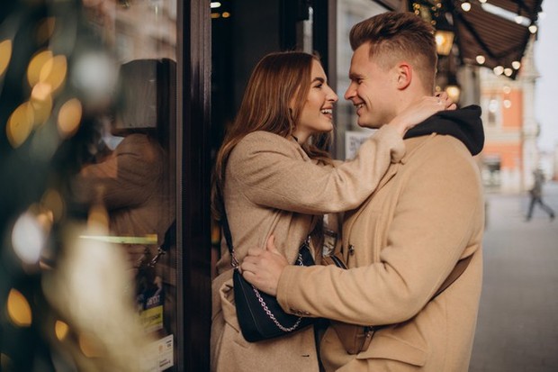 Merasa seperti versi terbaik diri kamu/freepik.com Ketika kamu suka dan senang dengan siapa kamu saat berada didekat pasangan kamu dan mereka mendorong kamu untuk menjadi lebih baik, itu menjadi tanda yang paling nyata.