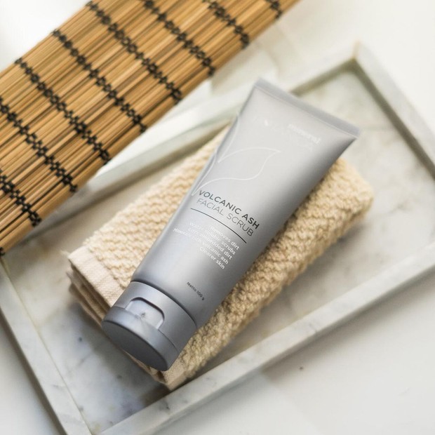 Kandungan volcanic ash dalam face scrub dapat membantu mengangkat kotoran sampai ke dalam pori tanpa menghilangkan kelembaban alami.