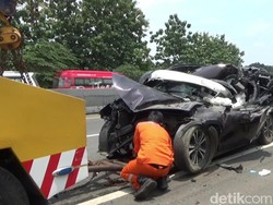 Minibus Tabrak Truk di Tol Cipularang, Tiga Orang Luka Berat