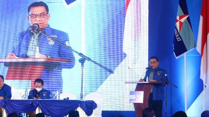 Moeldoko menyampaikan pidato perdana saat Kongres Luar Biasa (KLB) Partai Demokrat di The Hill Hotel Sibolangit, Deli Serdang, Sumatera Utara, Jumat (5/3/2021).  Berdasarkan hasil KLB, Moeldoko terpilih menjadi Ketua Umum Partai Demokrat periode 2021-2025. ANTARA FOTO/Endi Ahmad/Lmo/aww.