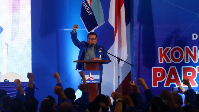 Moeldoko menyodorkan pidato perdana dikala Kongres Luar Biasa (KLB) Partai Demokrat di The Hill Hotel Sibolangit, Deli Serdang, Sumatera Utara, Jumat (5/3/2021).  Berdasarkan hasil KLB, Moeldoko terpilih menjadi Ketua Umum Partai Demokrat periode 2021-2025. ANTARA FOTO/Endi Ahmad/Lmo/aww.