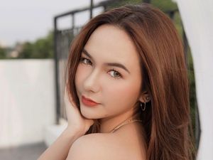 Pose Menggoda Monica Muller Pose Menggoda Monica Muller