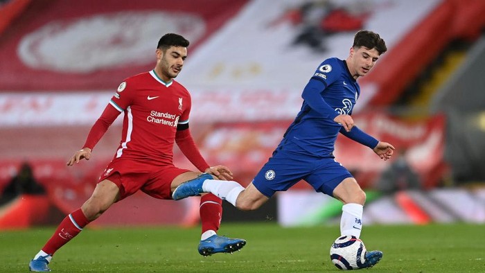LIVERPOOL, ENGLAND - MARCH 04: Mason Mount of Chelsea on the ball whilst under pressure from Ozan Kabak of Liverpool during the Premier League match between Liverpool and Chelsea at Anfield on March 04, 2021 in Liverpool, England. Sporting stadiums around the UK remain under strict restrictions due to the Coronavirus Pandemic as Government social distancing laws prohibit fans inside venues resulting in games being played behind closed doors. (Photo by Laurence Griffiths/Getty Images)