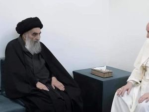 Paus Fransiskus dan Ulama Syiah Bahas Keselamatan Umat Kristen di Irak Paus Fransiskus dan Ulama Syiah Bahas Keselamatan Umat Kristen di Irak