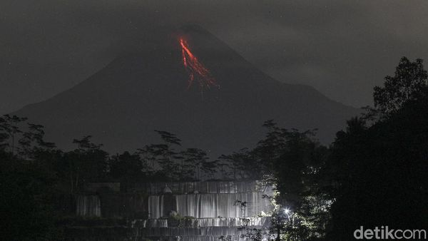 Merapi Muntahkan 18 Kali Lava Pijar dalam 6 Jam