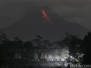 Merapi Muntahkan 18 Kali Lava Pijar dalam 6 Jam