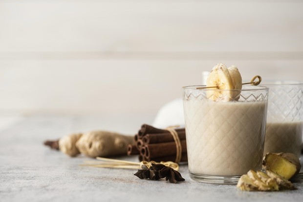 Pisang merupakan buah yang mengandung kalium dan magnesium, kedua elektrolit itu mengandung asam amino L-triptofan yang menghasilkan serotonin dan melatonin di otak.