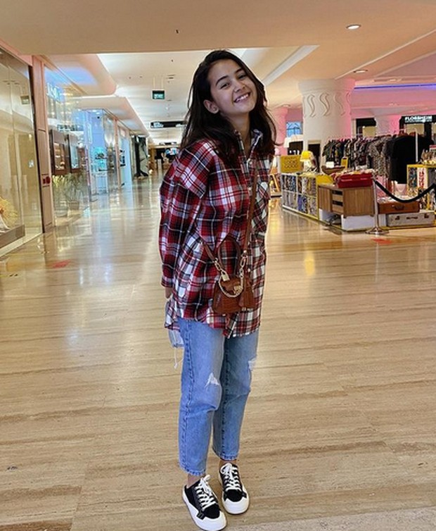 plaid shirt dan ripped jeans