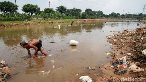 Potret Pencari Cacing Sutra Bermandi Lumpur di BKB