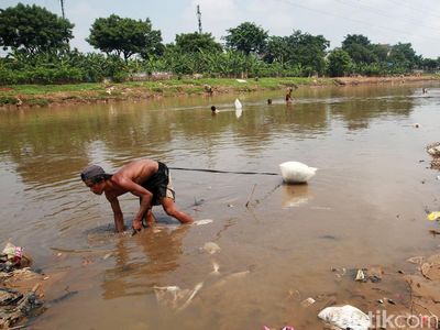 Potret Pencari Cacing Sutra Bermandi Lumpur di BKB