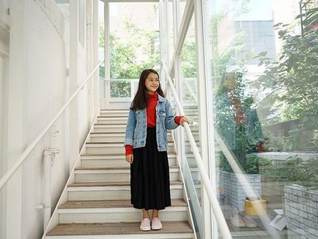 red sweater dan denim jacket