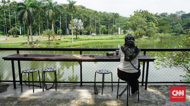 1. Pasar Bersih Sentul City  Bubur Taking
Kayu Mas, kafe sekaligus toko organik
Suasana food court  2. Antology Coffee and Tea  Kedai kopi dengan pandangan telaga.  3. Restoran Sawah Segar Sentul  Restoran semi outdoor dengan konsep makan di saung tengah sawah.  4. Tad's Delight  Kafe di kawasan Taman Budaya Sentul.